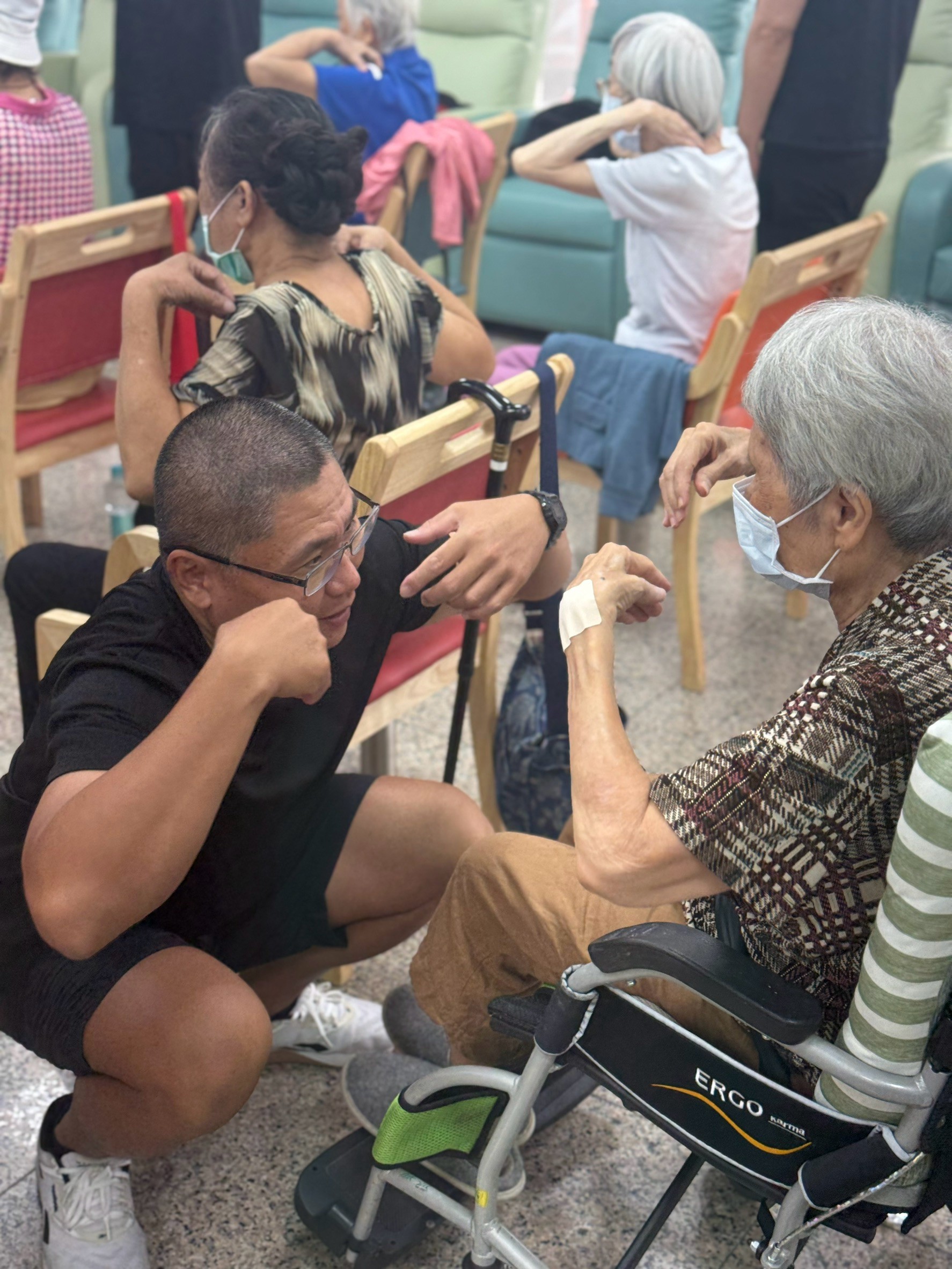 「肌」不可失!雲嘉南分署健身教練青年專班學員展現專業,赴美佑日照中心帶領長者健康動滋動