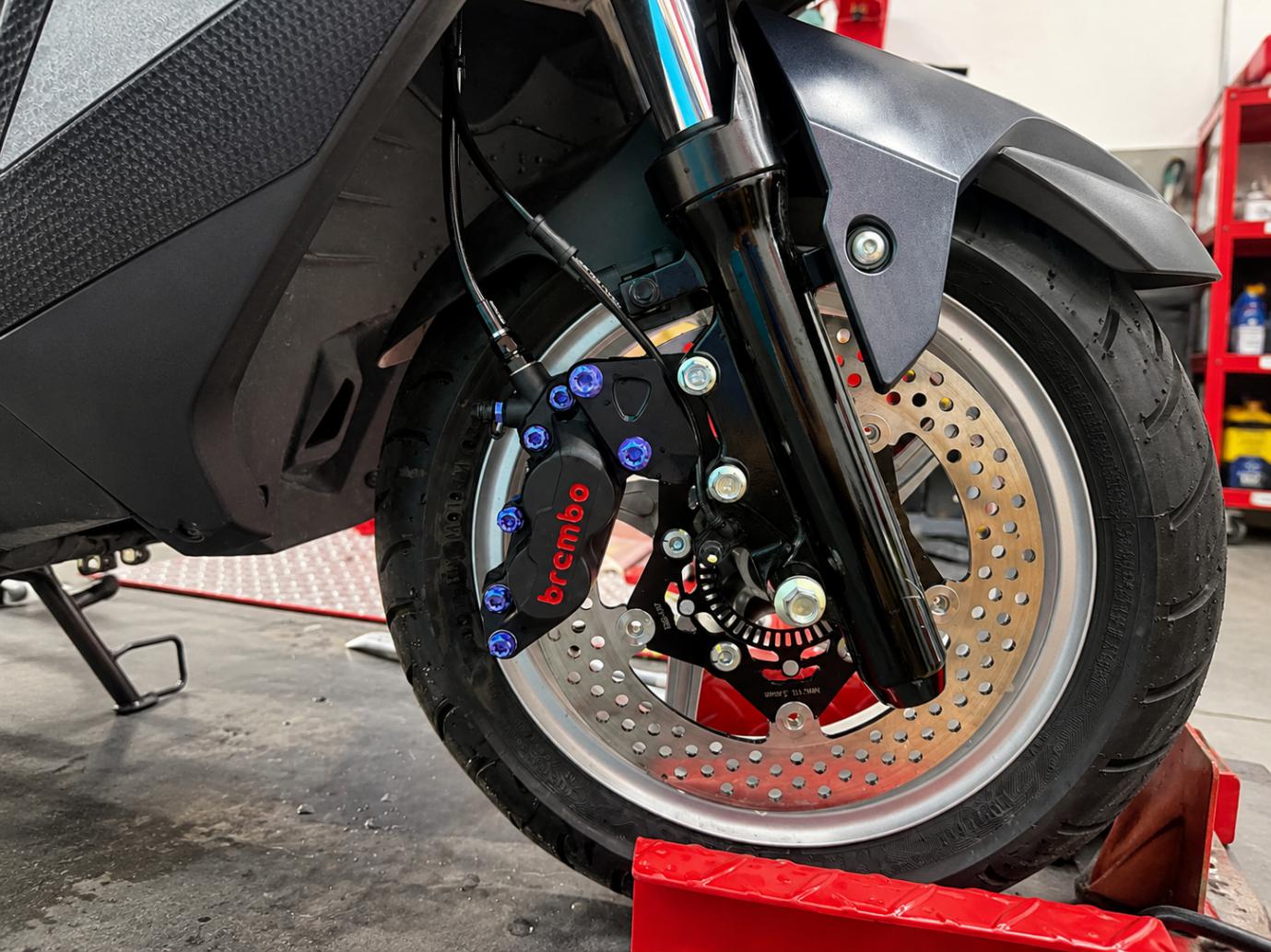 新市南科機車行從高中打工一路走到創業 明亮店面主打YAMAHA車款與日常車務