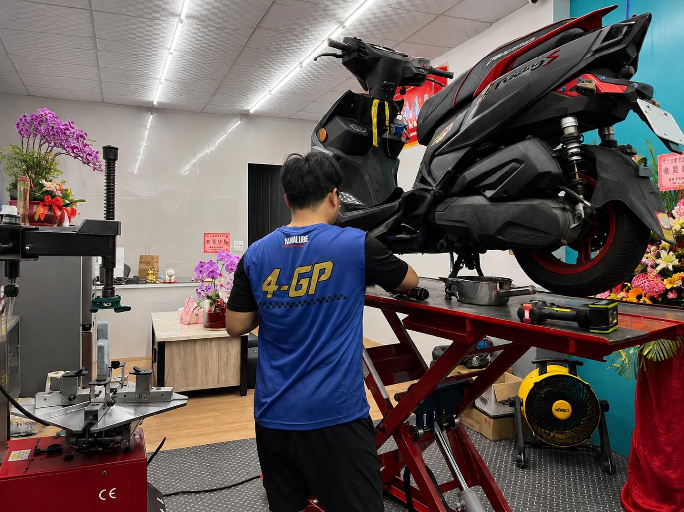 新市南科機車行從高中打工一路走到創業 明亮店面主打YAMAHA車款與日常車務