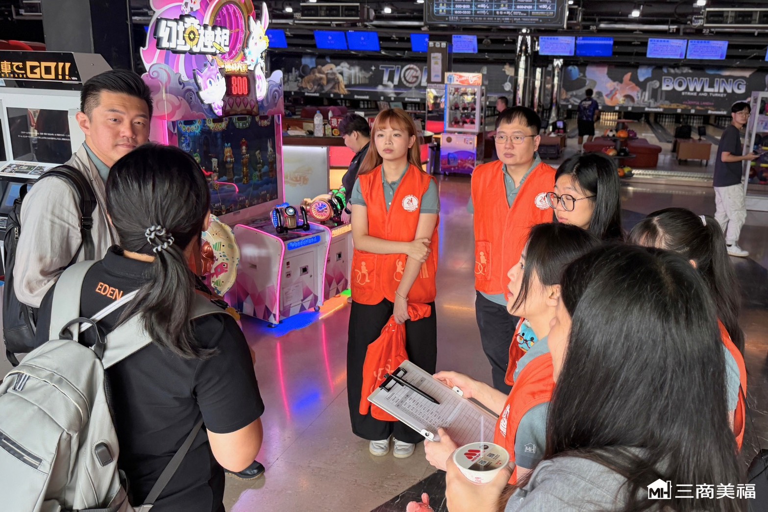 三商美福西屯門市志工陪伴學員體驗保齡球 一起享受運動樂趣