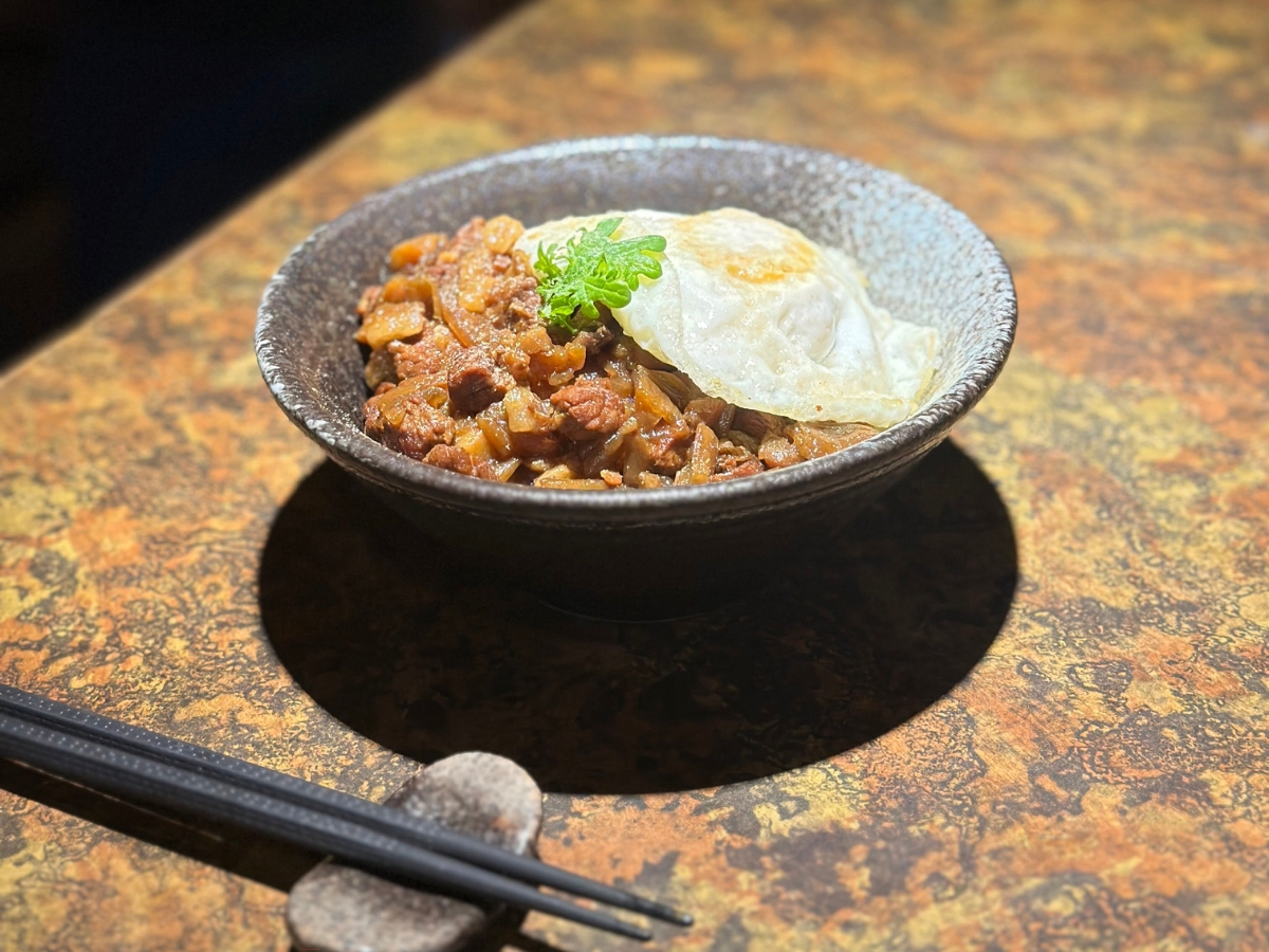 高雄鹽埕酒吧轉型深夜咖啡廳 保留復古吧台與多年餐飲經驗 重新融入在地生活