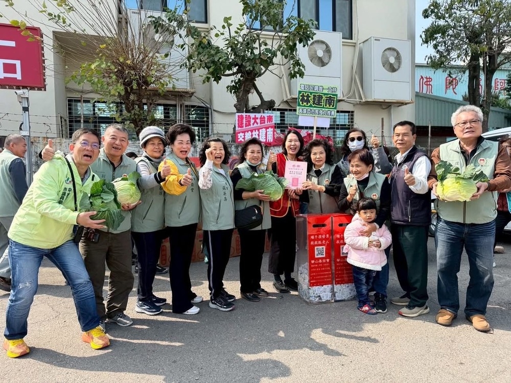 林建南攜手民間團體舉辦三場公益活動，捐發票送高麗菜助農民過好年