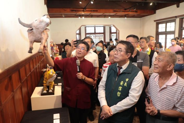 「海．人與土地－糊紙傳承創新特展」愛國婦人會館登場 黃偉哲市長見證工藝傳承與公益善舉