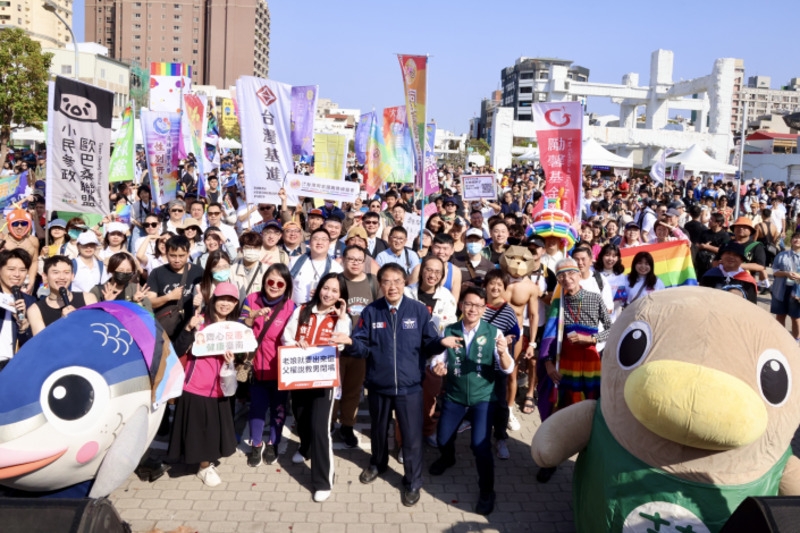 臺臺南市長黃偉哲力挺彩虹遊行　河樂廣場湧萬人見證多元平權新篇章、臺南公私部門齊升彩虹旗