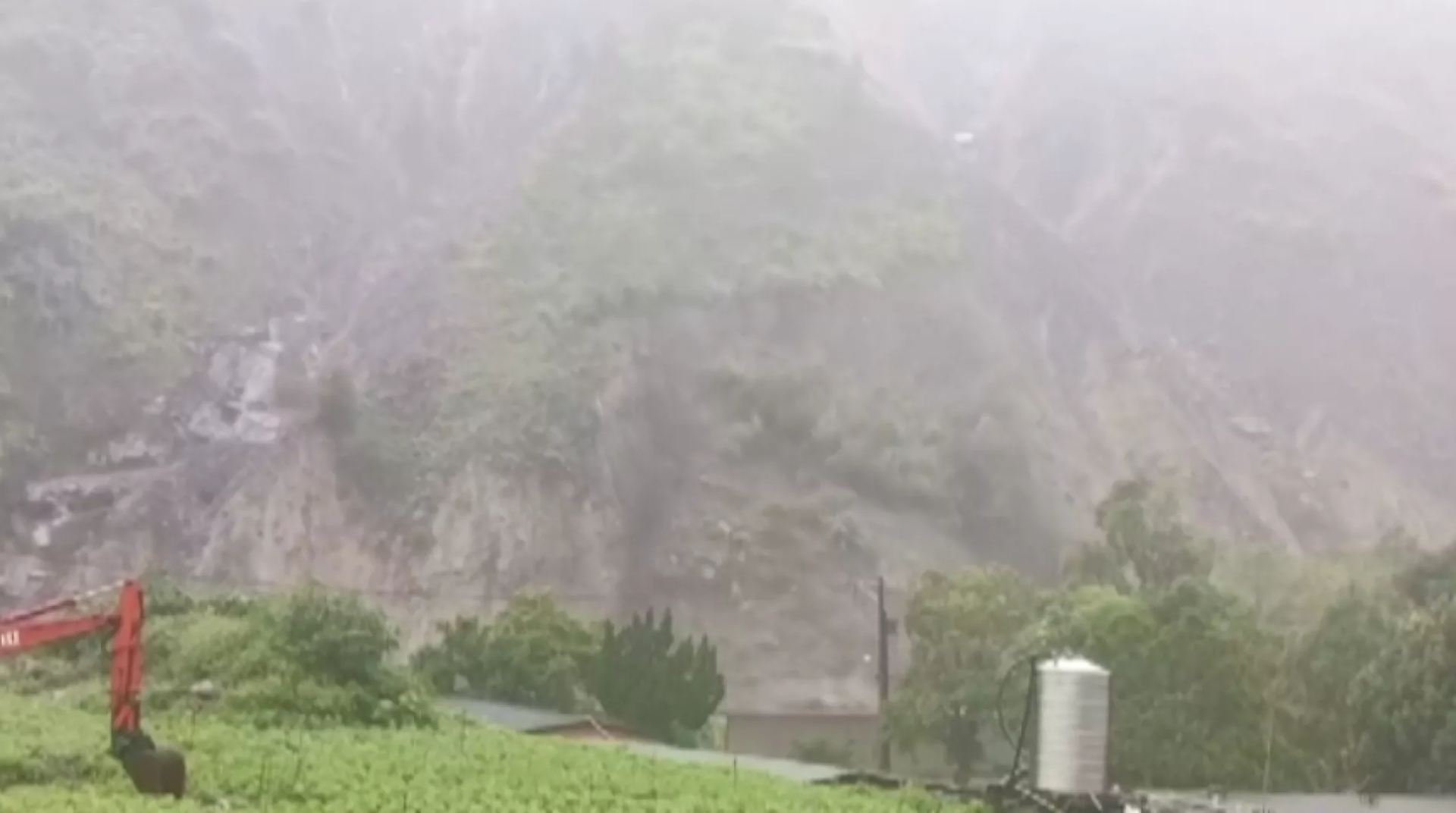 泰安汶水溪暴漲洪流灌進路面 尖石鄉秀巒山壁嚴重坍方