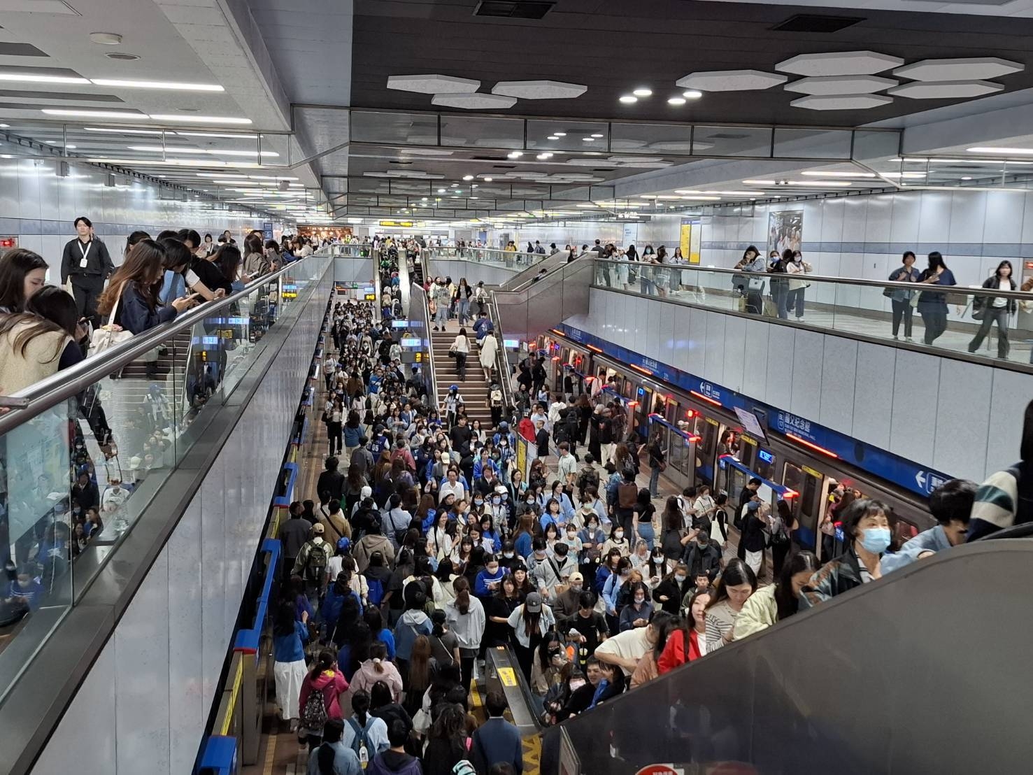 藍海粉絲狂潮席捲大巨蛋！Super Junior 開唱引爆熱情，北捷加班列車陪伴歌迷到最後
