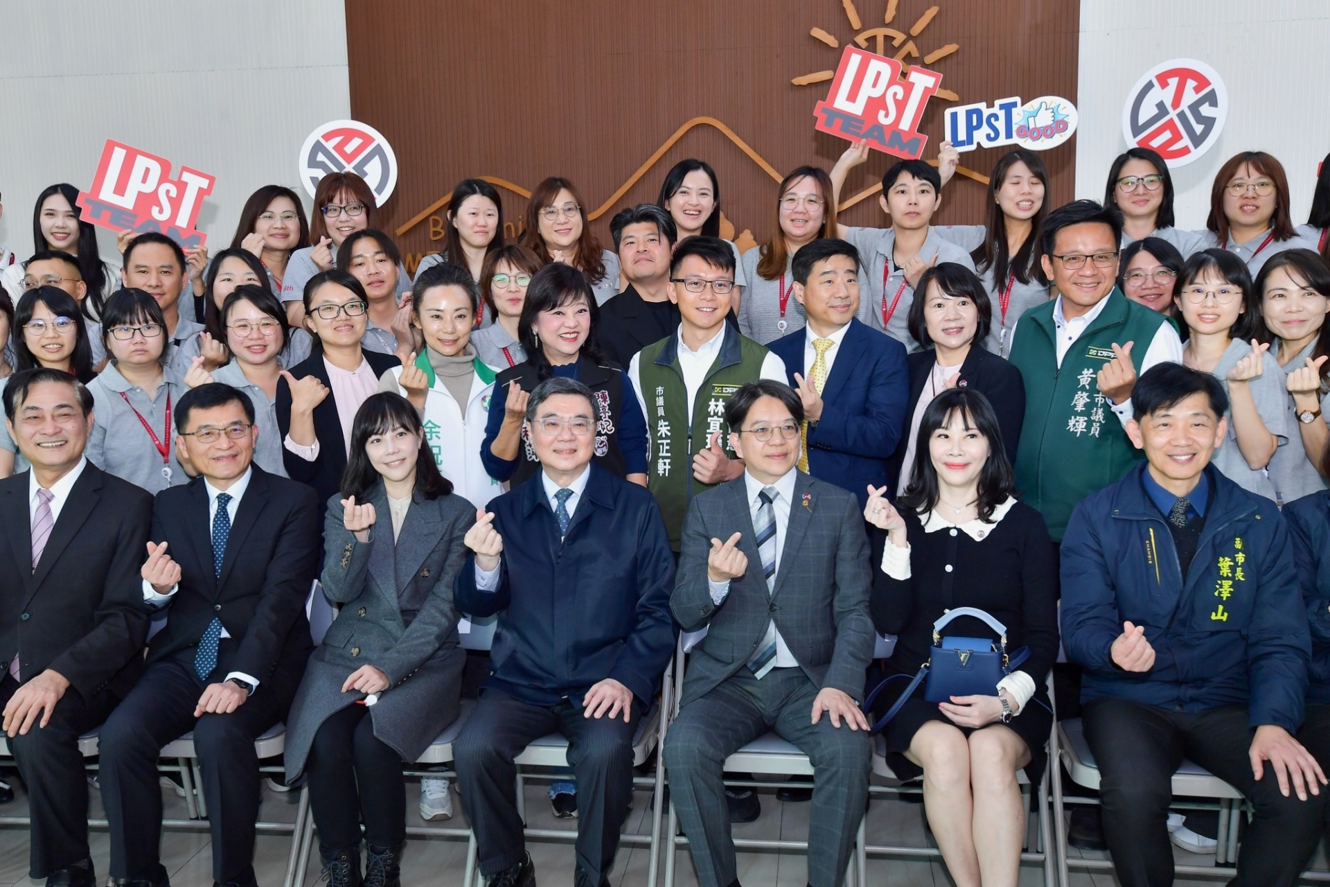 行政院長卓榮泰走訪臺南高科技與精密產業現場，指出政府是產業穩健發展後盾，提供企業實質支援與政策協助