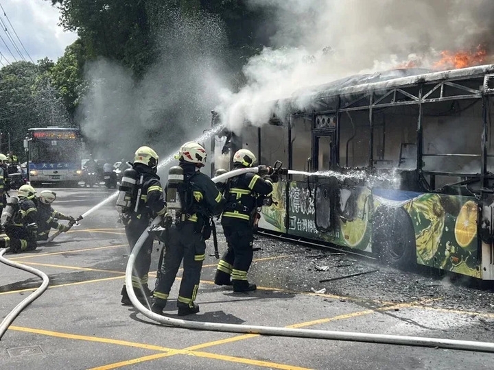 臺北南港公車火警事故曝光　舊莊街公車突起火燃燒成火球 起火原因待調查