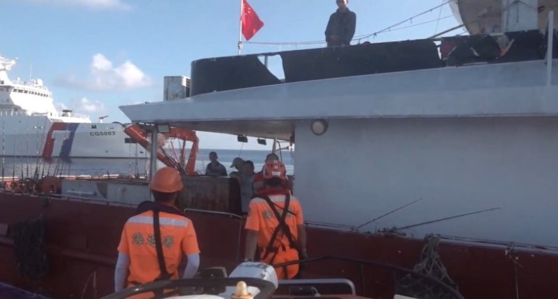 海巡署東沙海域射水砲驅離越界中國漁船 兼顧執法與人道救援