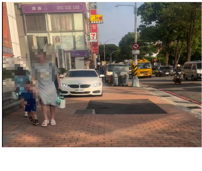 行人地獄！BMW無視行人安全把人行道當車道 網友嘆：台中日常