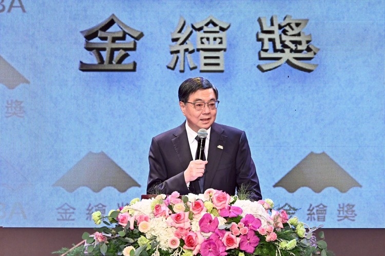 行政院長卓榮泰頒獎表揚首屆金繪獎特別貢獻獎得主曹俊彥　強調「文化優先」打造臺灣文化長期競爭力