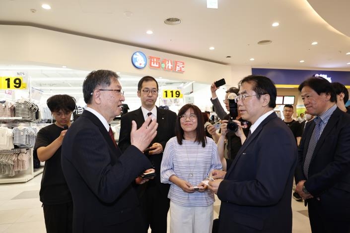 臺南市長黃偉哲開箱三井OUTLET二期試營運　日本西松屋首選臺南看好消費潛力