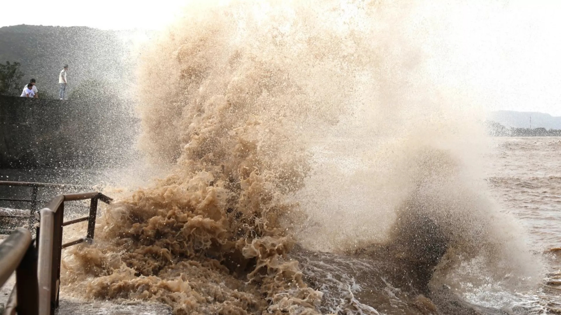 巴威挾13級風兩度登陸浙江 上海第一高樓千噸阻尼器搖晃