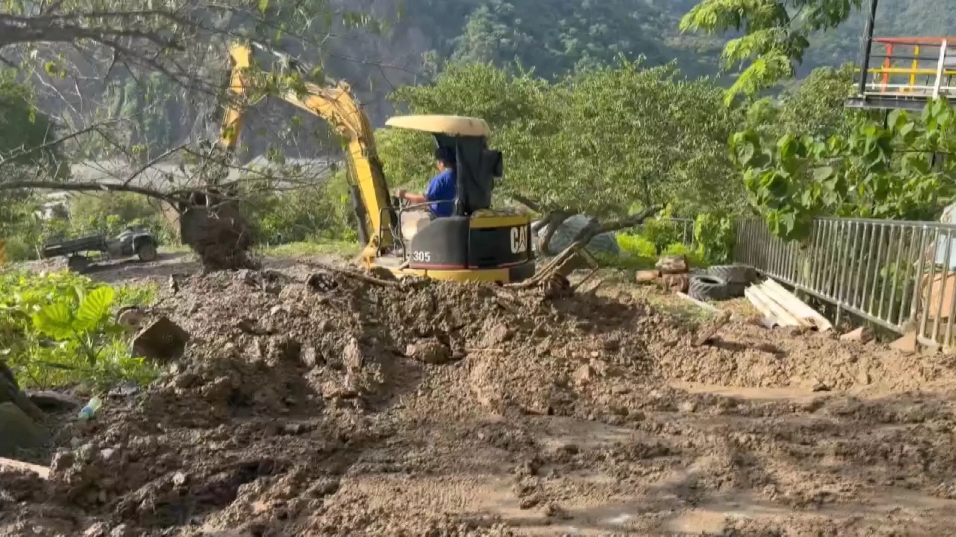 高雄美蘭部落邊坡崩塌 土石流沖入民宅農舍