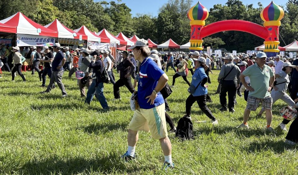 高科大校友總會舉辦教師節感恩健走 1500人齊聚澄清湖