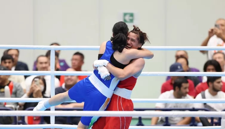 不敵印度拳擊選手摘銀擁抱對手 陳念琴：台上對手、台下是朋友