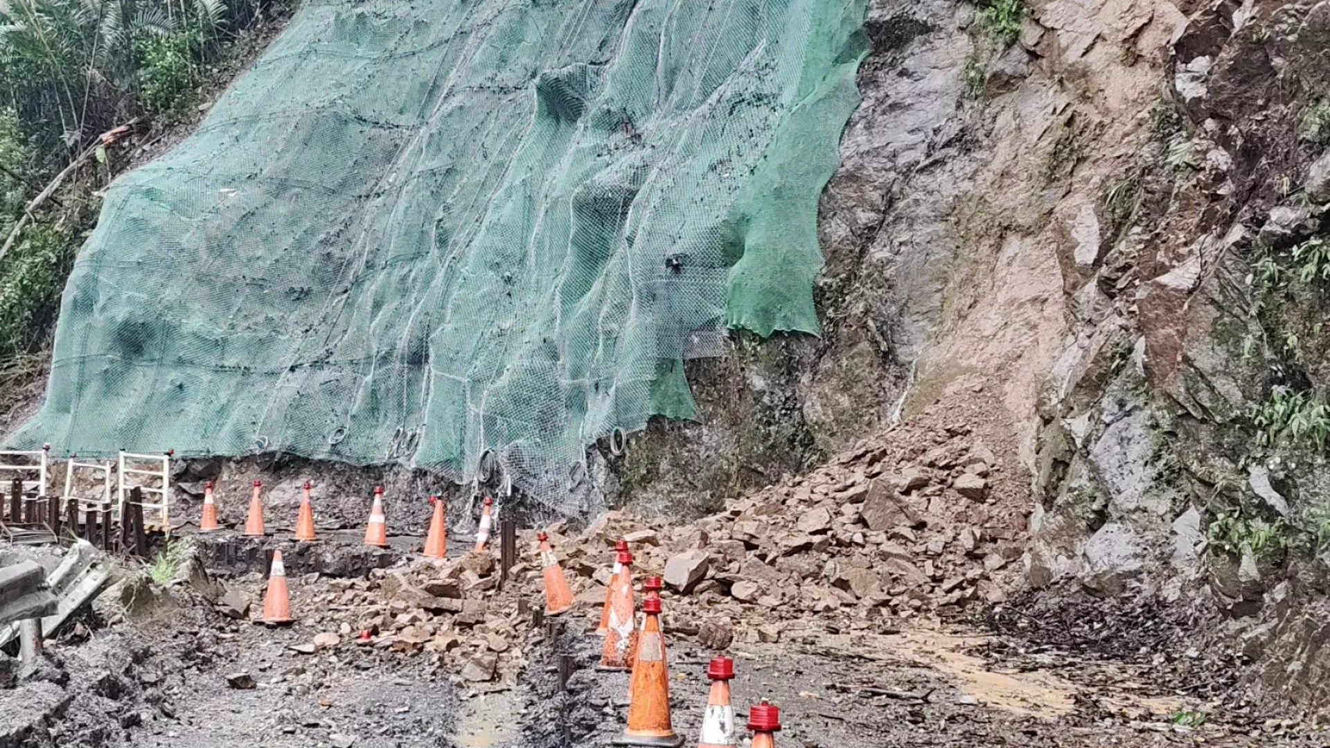 巴威豪雨釀新竹122縣道中斷 五峰、尖石等撤離近1500人