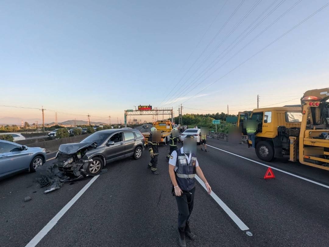 國1高雄高科路段5車連環撞！疑未保持安全距離釀禍　1人擦傷