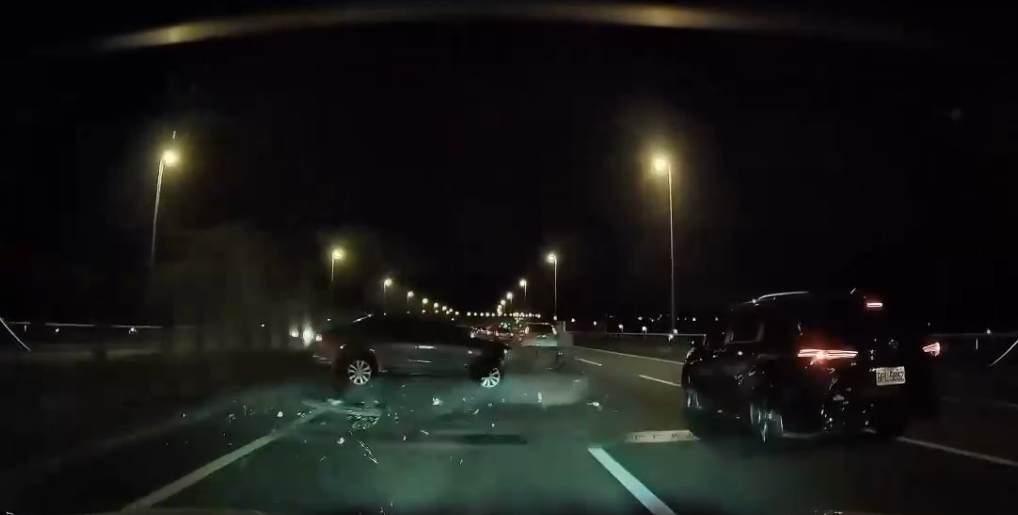 國道自小客車失控撞擊內外側護欄！　直擊女子嚇到尖叫