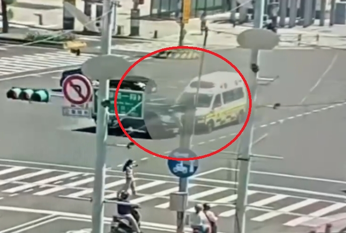 台北萬華區救護車小貨車擦撞！　貨車駕駛頭部擦挫傷