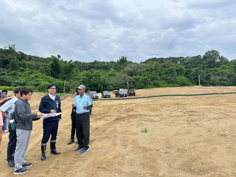 丹娜絲颱風逼近 陳其邁邀集和山里長勘查大樹和山光電場防汛措施 並督導仁武排水清淤作業