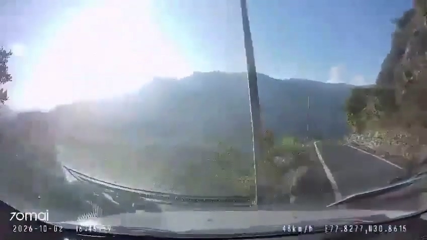 影／過彎失控掉100公尺深谷！印度駕駛山路撞電線桿墜崖　驚悚「第一視角畫面」瘋傳