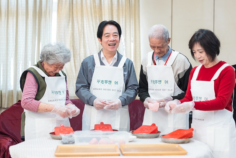 賴清德總統親臨臺中寒冬助老關懷活動　與獨居長輩圍爐拜早年互動溫馨