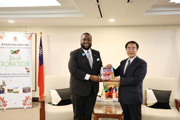 聖克里斯多福及尼維斯贈書臺南市圖　透過閱讀推動姊妹市文化交流持續深化