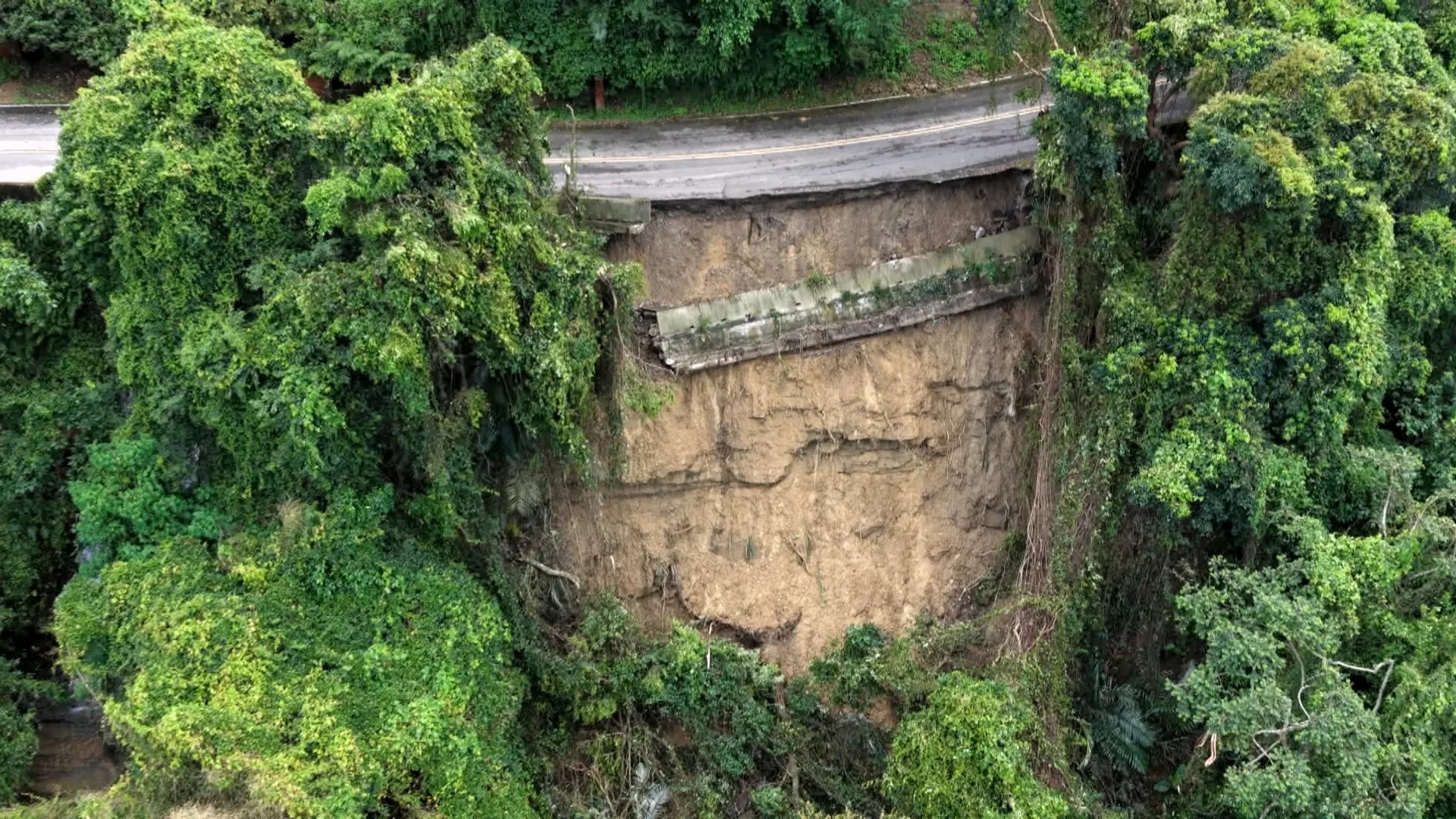 苗栗南庄301農路路基坍塌 鹿山、鹿湖部落共12人受困