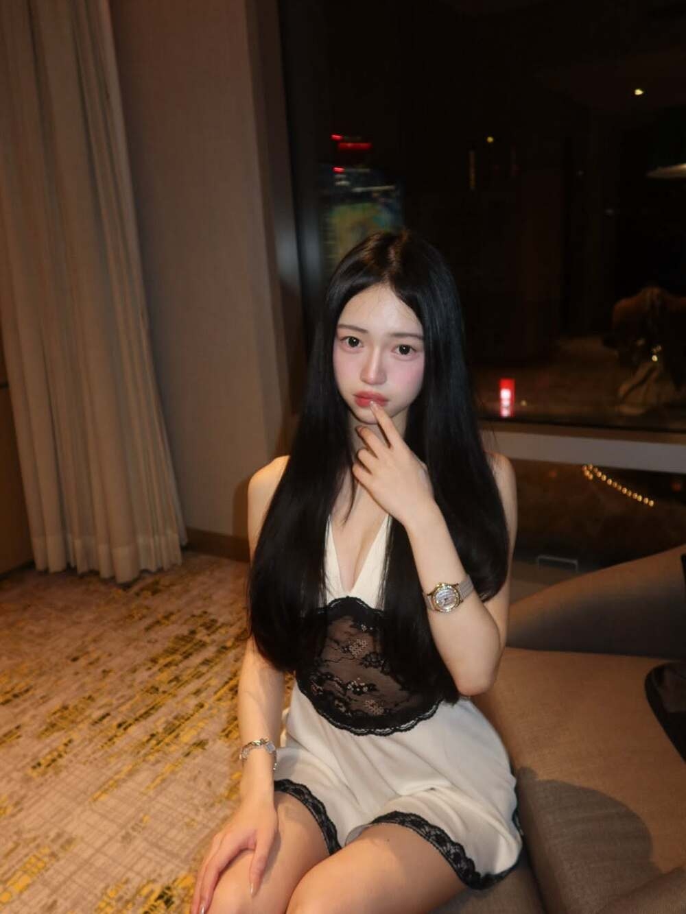 嚴珮瑜身為嚴凱泰千金公開IG　火辣照亮相，賓利座駕與名媛生活、非自家車引熱議