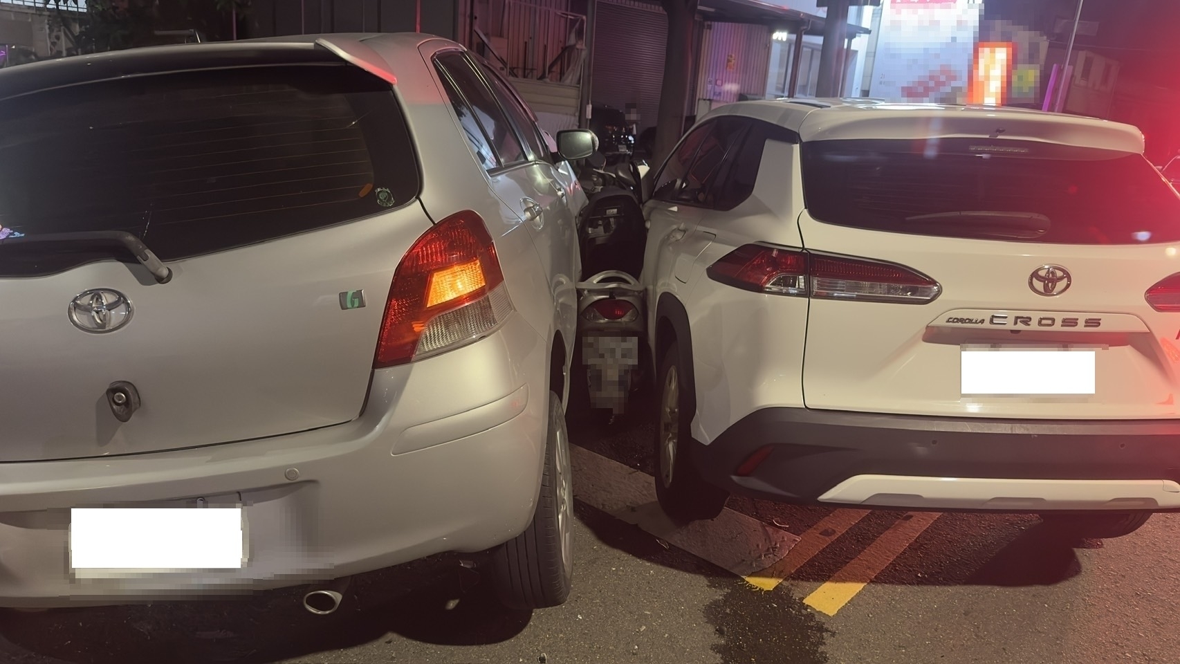 快訊／高雄女三寶鬼轉！機車被擊落成「夾心餅」騎士慘受困