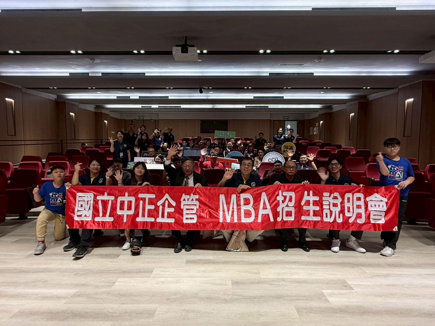 中正大學企管系在職MBA招生說明會熱烈舉行 執行長鎮明常教授與企管系所長黃正魁教授分享課程特色，線上線下吸引百人參與，企管結合AI課程蔚為新風潮