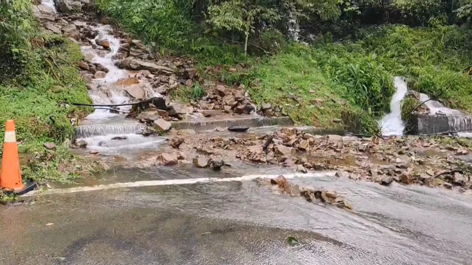 新竹尖石鄉山區多處道路坍方 警方到場助11人脫困