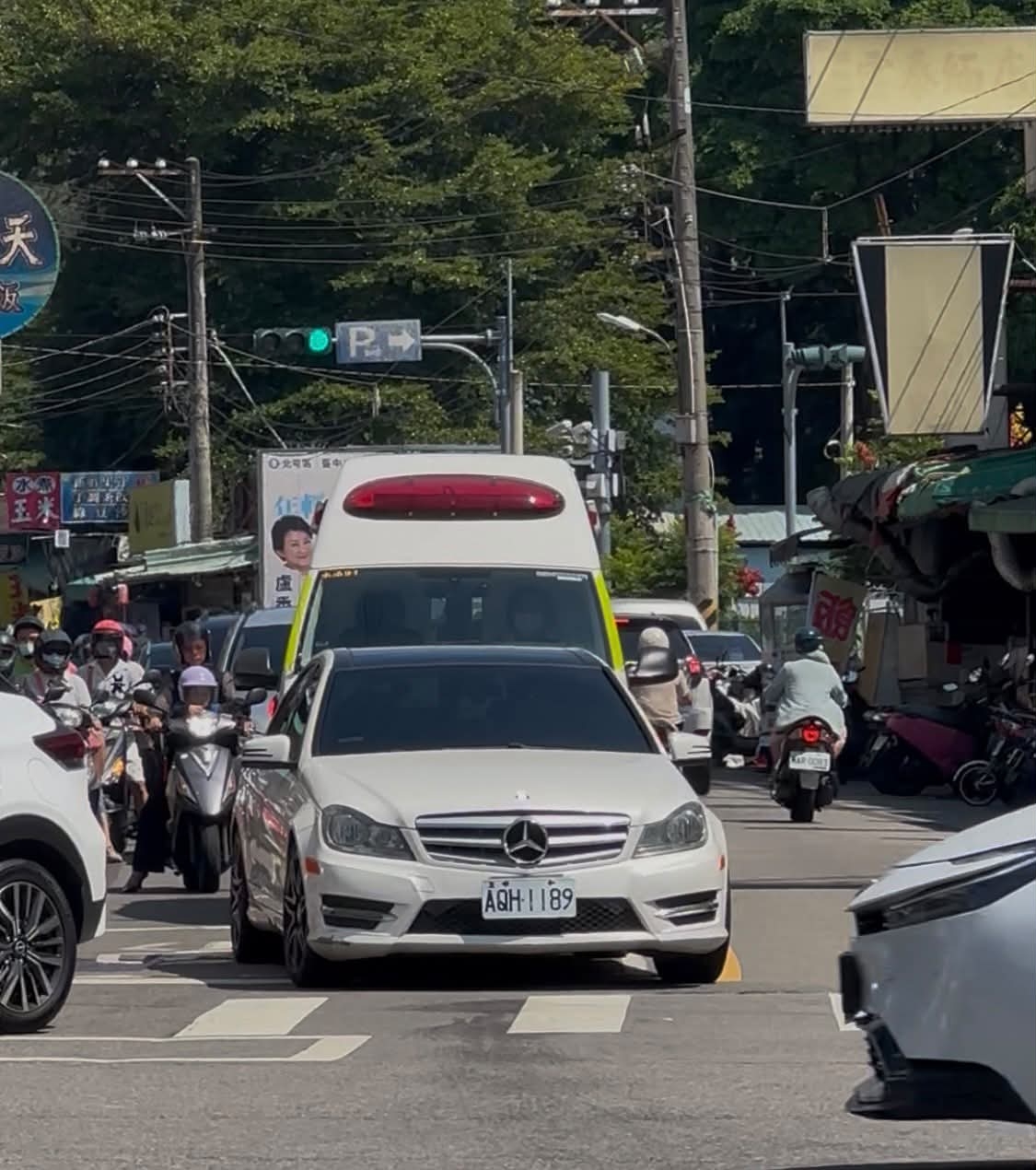台中中清路口白色賓士車無視救護車在後 堅持等綠燈 網友氣炸怒批：音樂開太大？