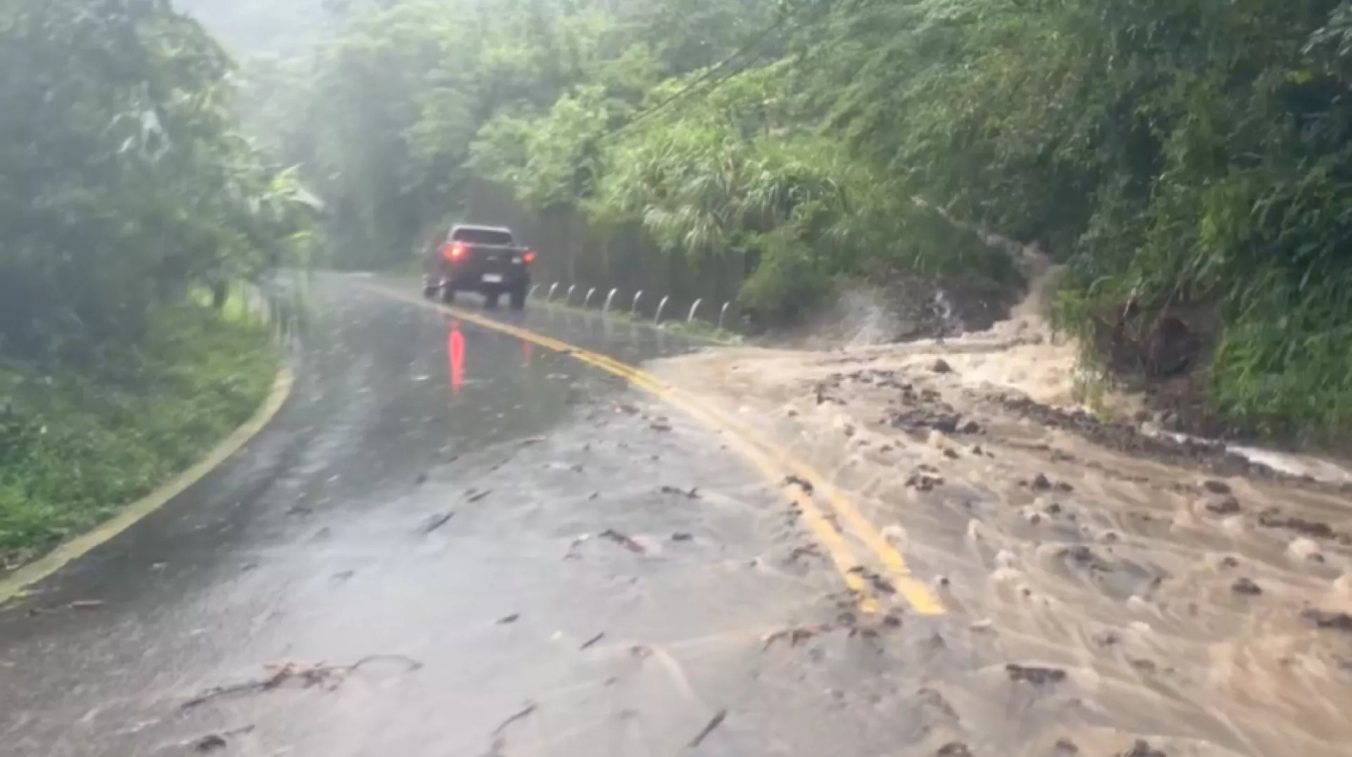 大豹溪上游水流湍急淹上台階 蘆洲招牌遭吹落砸4部機車