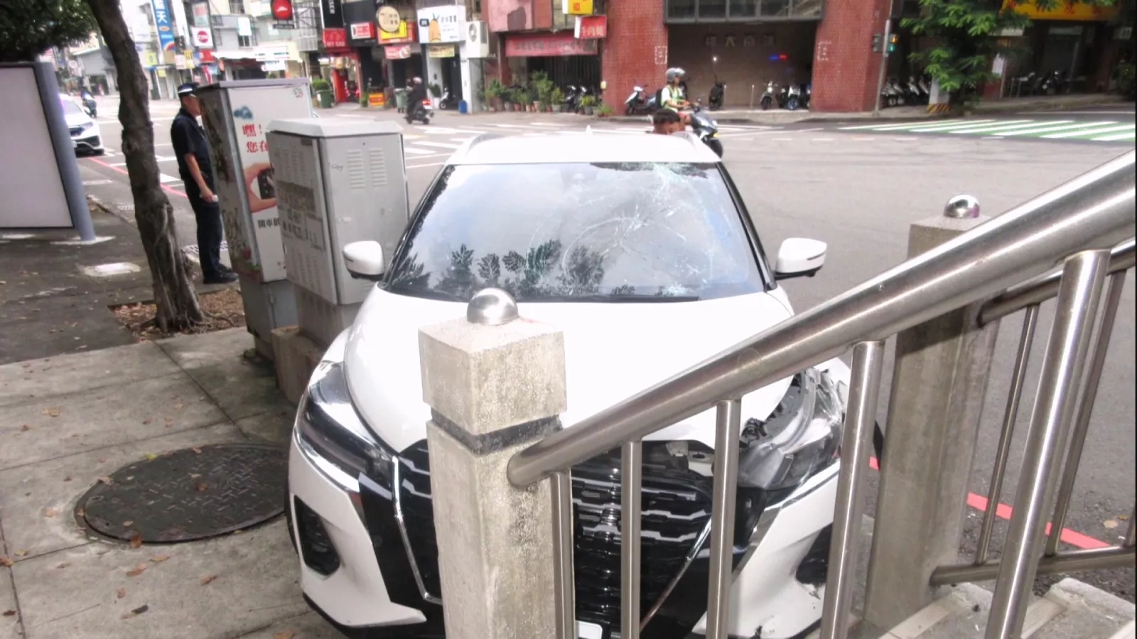 男子駕車自撞波及3大學生 唾液毒品快篩呈陽性遭送辦