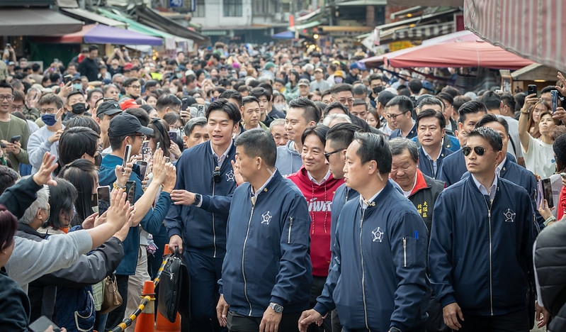 賴清德總統走春走訪桃竹苗廟宇發放福袋　強調以經濟實力厚植國防安全、強化社福照顧