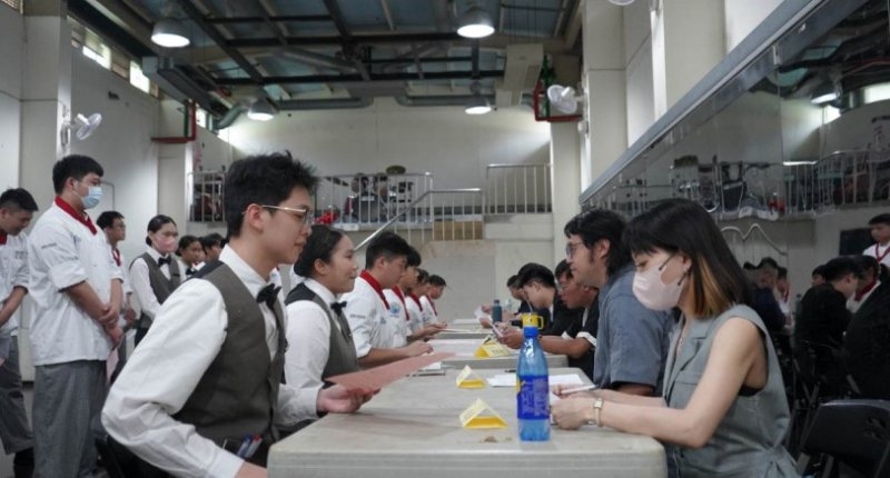 從自主選擇到職場實踐　開平餐飲邀業界校友與家長助力模擬面試