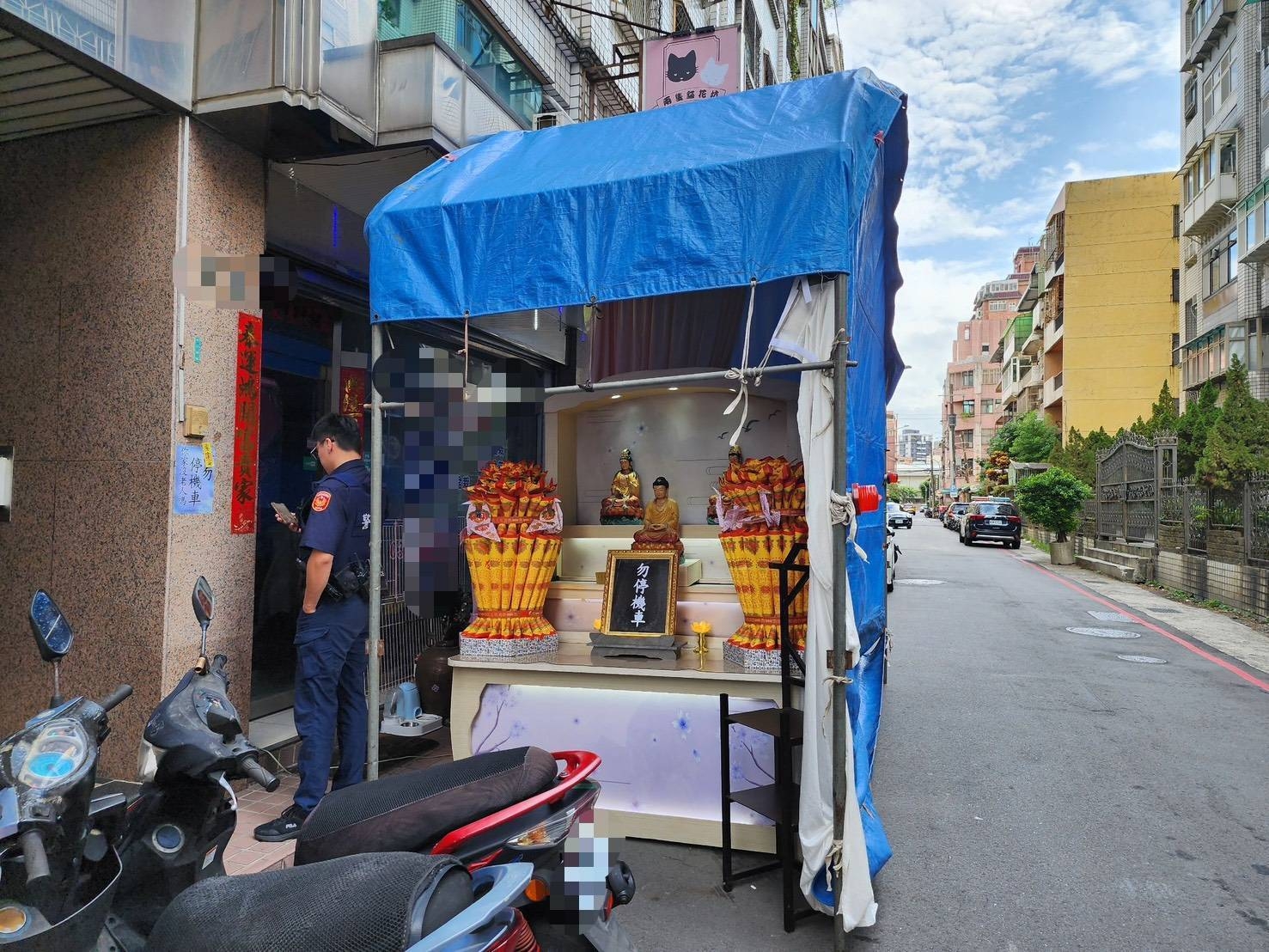 桃園花店老闆不滿鄰居停車 竟在門口搭「靈堂」棚架遭警開罰