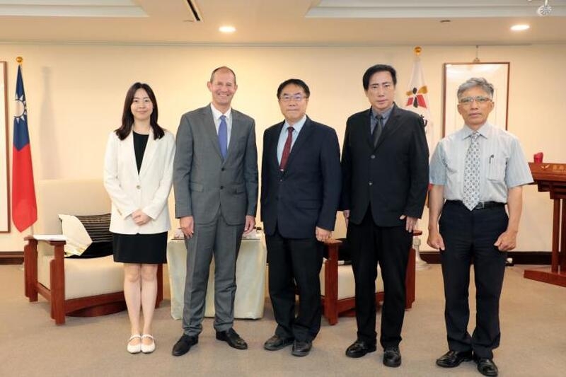 歐盟谷力哲處長拜訪黃偉哲 肯定民主人權價值與經貿合作潛力