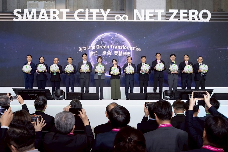 2026智慧城市展揭幕，蕭美琴副總統指出以人為本是數位轉型與淨零轉型提升公共服務品質的核心