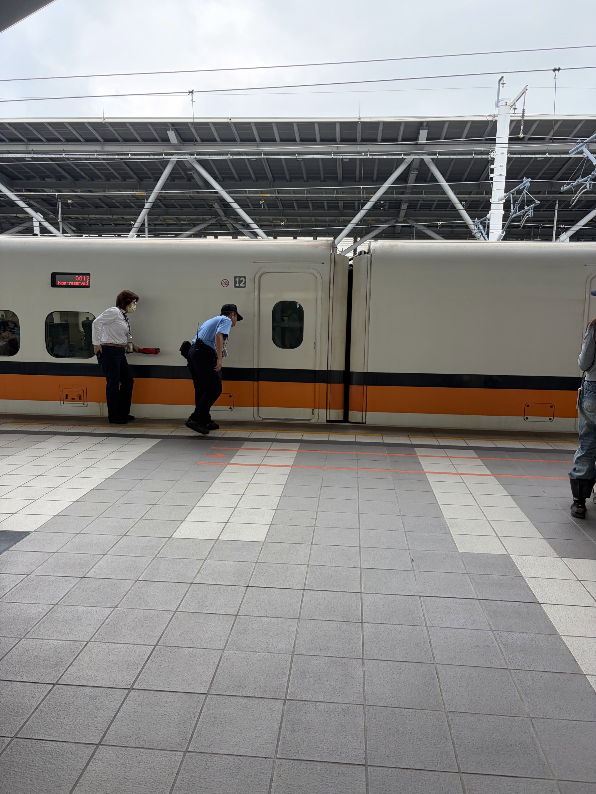 高鐵台南站旅客落軌！列車一度延誤　現場民眾直擊、畫面曝光