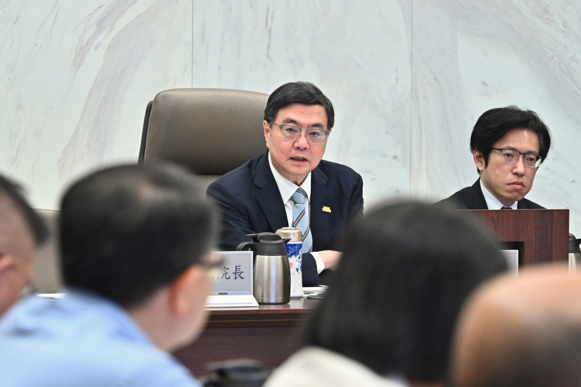 行政院長卓榮泰主持中央道安會報，115年度道路安全計畫出爐，行人安全與駕照管理改革，盼達成2050零死亡