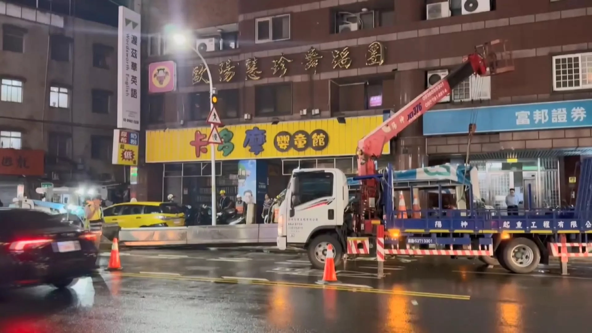 巴威暴風圈壟罩北台灣 銀行招牌墜落橫躺路面