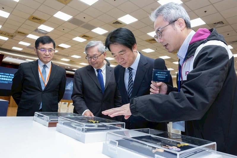 迎接智慧浪潮　賴清德總統主持AI新十大建設關鍵技術座談會　強調產官學研合作壯大臺灣競爭力