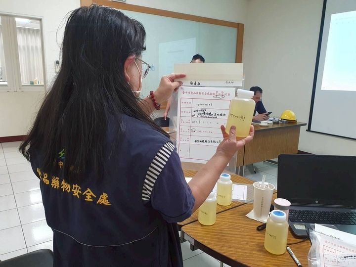中聯油脂大豆沙拉油驗出苯駢芘超標　中市食安處聯手食藥署稽查　勒令停工並全面下架回收
