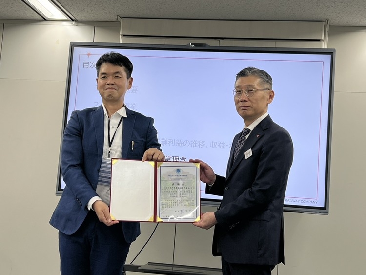 中正大學企管系MBA訪問團在黃正魁系主任規劃鄭祥麟教授帶隊參訪JR九州旅客鐵道株式會社　CFO松下琢磨親自接待揭轉型策略
