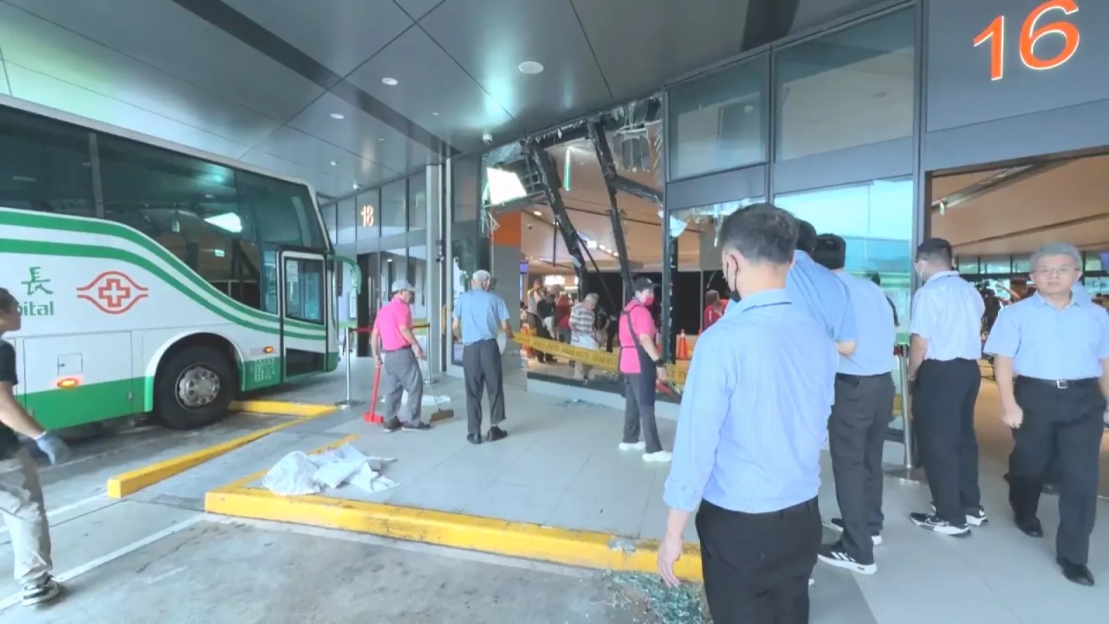 醫院接駁車衝入桃園長庚轉運站 撞碎玻璃割傷2候車民眾
