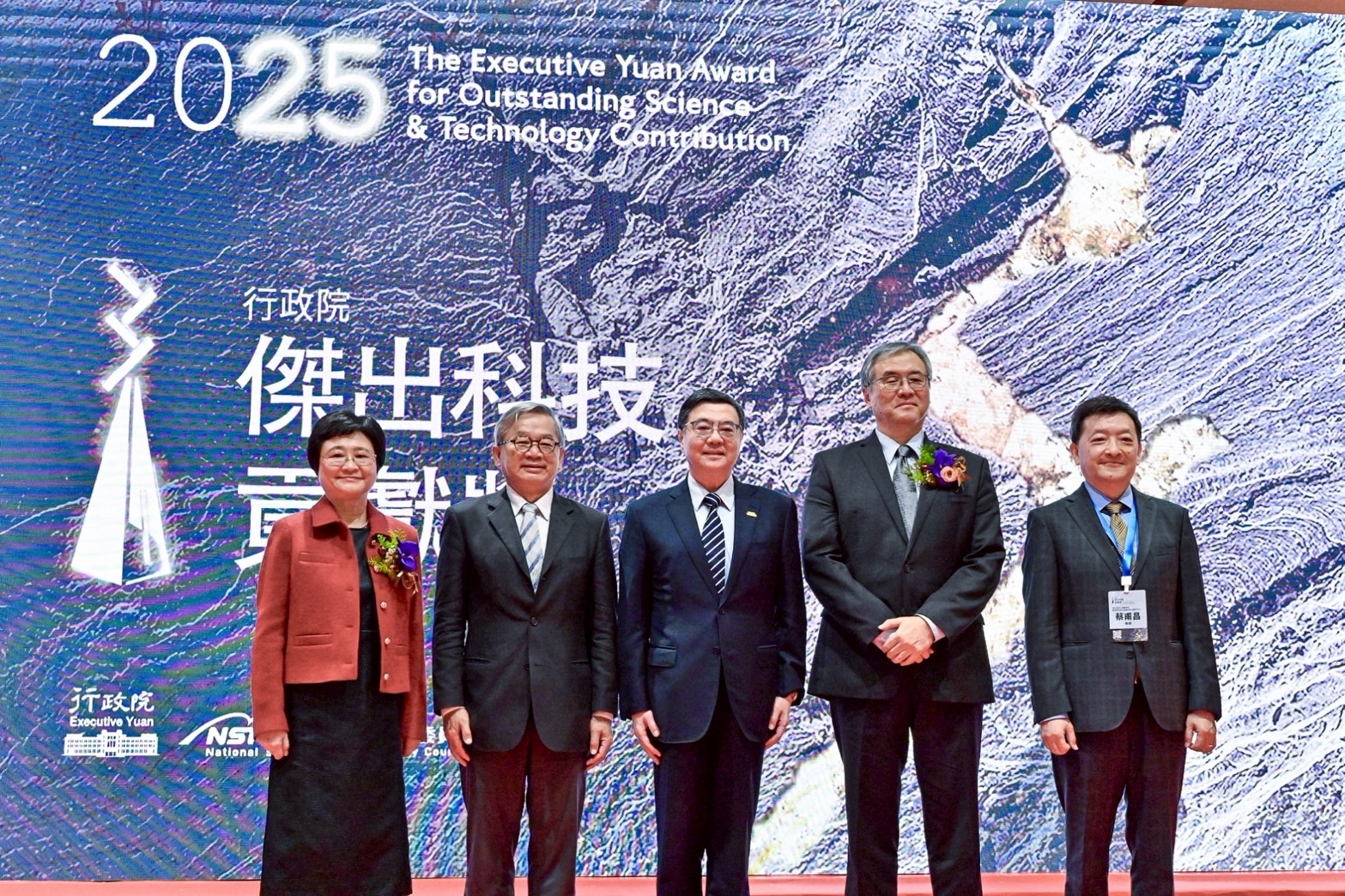 從頒獎典禮談國家戰略　行政院長卓榮泰在行政院傑出科技貢獻獎指出科技創新是臺灣布局競爭力核心