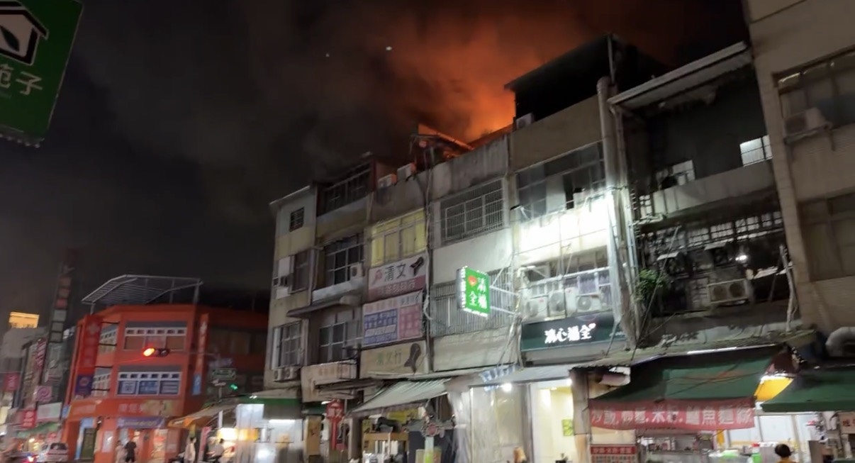 高雄深夜火警！1男3女被救出　2長輩靠「這東西」脫困